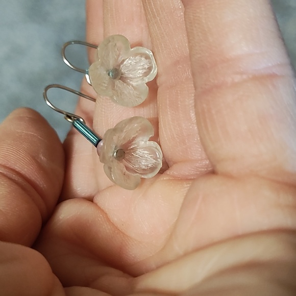 VINTAGE TRUMPET LILY FAUX PEARL DROP DANGLE HOOK 1.1" EARRINGS - Picture 3 of 9